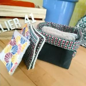 Lingettes réutilisables et leur panier cousus à la main