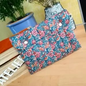 Pochette plate cousue à l'atelier, pochette matelassé avec deux points pressions
