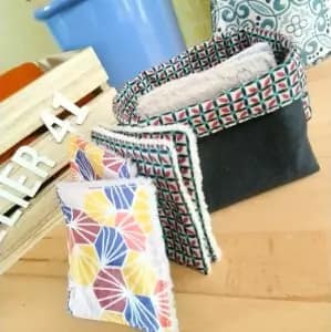 Lingettes réutilisables et leur panier cousus à la main