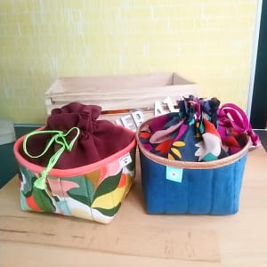 deux mini paniers cadeau fermés par un cordon. Fond de panier carrée et matelassé